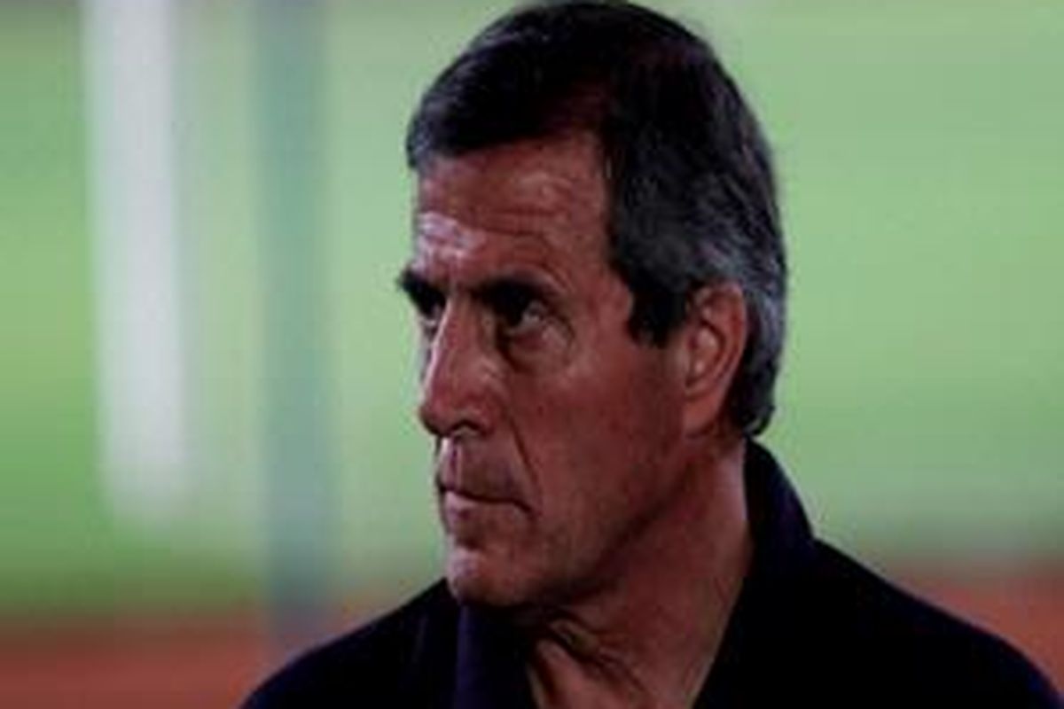 Pelatih timnas Uruguay, Oscar Tabarez saat sesi wawancara di Stadion Gelora Bung Karno, Jakarta, Kamis (7/10/2010) malam. Timnas Uruguay akan menggelar pertandingan dengan timnas Indonesia di Stadion Gelora Bung Karno, 8 oktober mendatang.