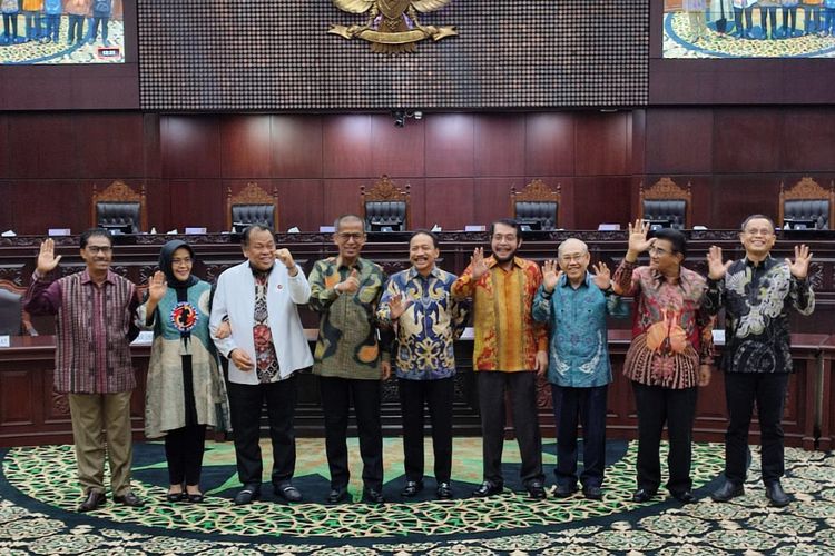 Sembilan hakim konstitusi setelah bersepakat memilih Suhartoyo (tengah) sebagai ketua baru Mahkamah Konstitusi (MK) menggantikan Anwar Usman yang dinyatakan melakukan pelanggaran etik berat, Kamis (9/11/2023).
