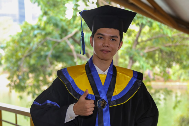 Muhammad Fauzan Syahbana dari Program Pendidikan Sarjana Departemen Fisika FMIPA Universitas Indonesia (UI) lulus dengan IPK tertinggi 3,99 pada acara wisuda yang digelar Jumat (22/9/2023).