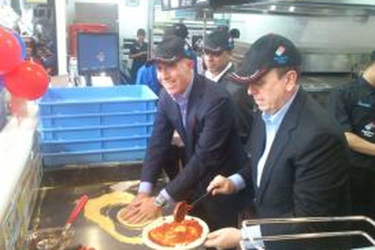 President of Domino's Pizza International, Ritch Allison saat membuat pizza dihadapan pengunjung, Kmais (14/11/2014)