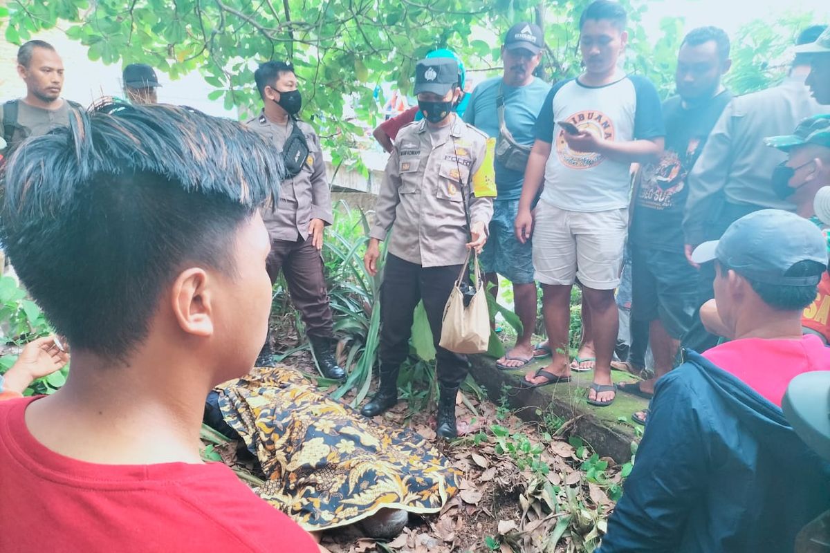 LOKASI KEJADIAN-Aparat Polsek Balong-Ponorogo melakukan olah tempat kejadian perkara (TKP) penemuan mayat Maryanto yang ditemukan tak bernyawa di pinggir Sungai Buntung, Desa Bajang, Kecamatan Balong, Kabupaten Ponorogo, Selasa (25/1/2022) siang