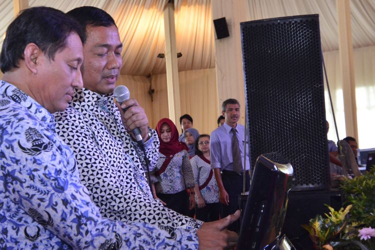 Wali Kota Semarang Hendrar Prihadi membuka Semarang Business Forum 2017 di Balai Merapi 