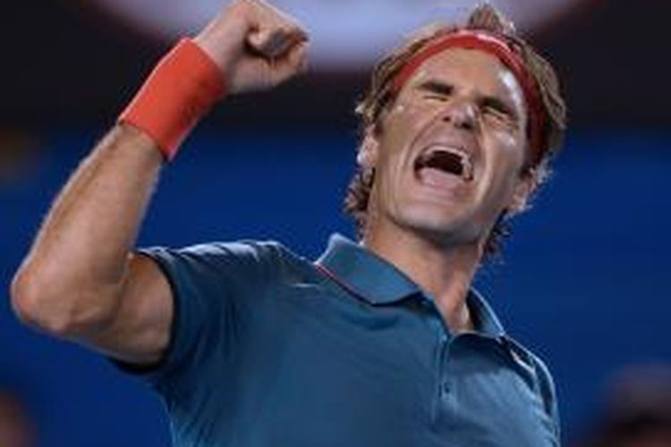 Petenis Swiss, Roger Federer berteriak merayakan kemenangannya atas petenis Inggris, Andy Murray pada perempat final Australian Open di Rod Laver Arena, Melbourne Park, Rabu (22/01/2014).