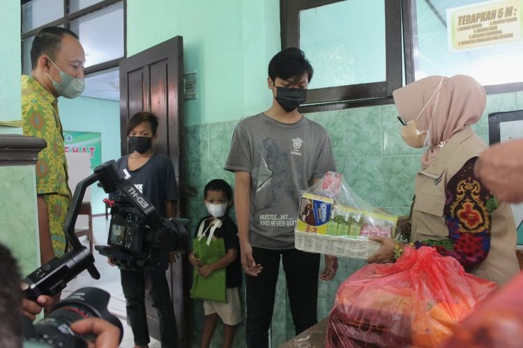 Bupati Jombang Mundjidah Wahab, mengunjungi 3 anak yang kehilangan ibunya yang meninggal akibat Covid-19, di Rumah Sehat SMPN 1 Mojowarno, Kabupaten Jombang, Jawa Timur, Minggu (22/8/2021).
