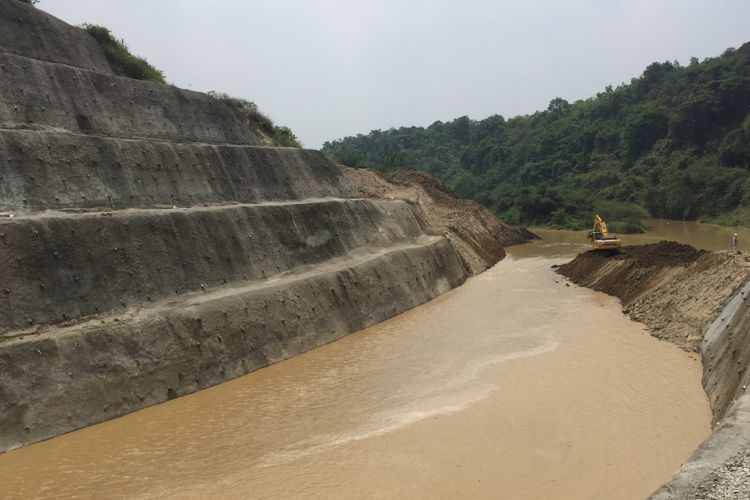 Pembukaan tanggul Sungai Ciberang untuk konstruksi Bendungan Karian.