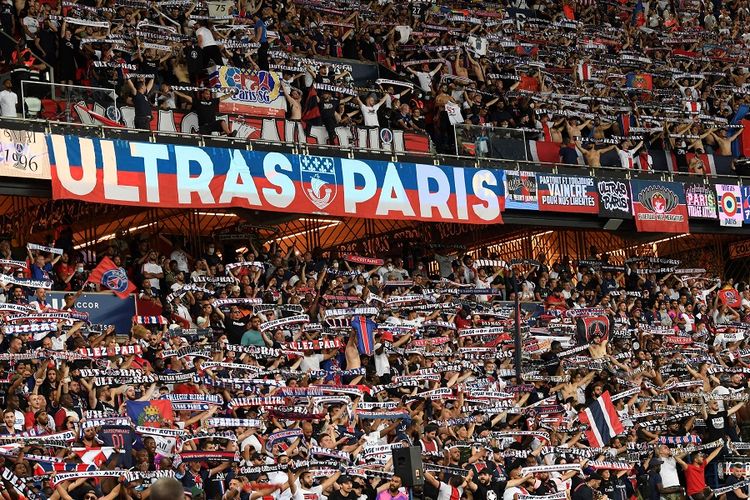 Fans PSG bersorak mendukung tim mereka pada pertandingan sepak bola Ligue 1 Perancis antara PSG vs Strasbourg di Stadion Parc des Princes di Paris pada 14 Agustus 2021. Sebelum laga, Lionel Messi diperkenalkan.