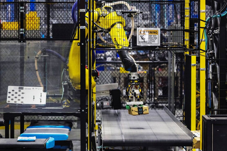 Dengan teknologi robot dan AI ini, Amazon mengeklaim bahwa tiga dari empat pengiriman global atau sekitar 75 persen paket kini diproses dengan bantuan robot, setidaknya dalam satu tahap dari proses logistik yang kompleks.