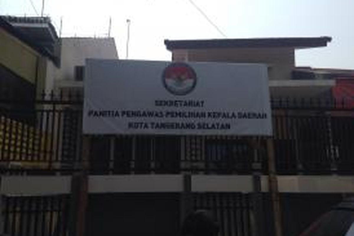 Kantor Panitia Pengawas Pemilihan Kepala Daerah Tangerang Selatan. 