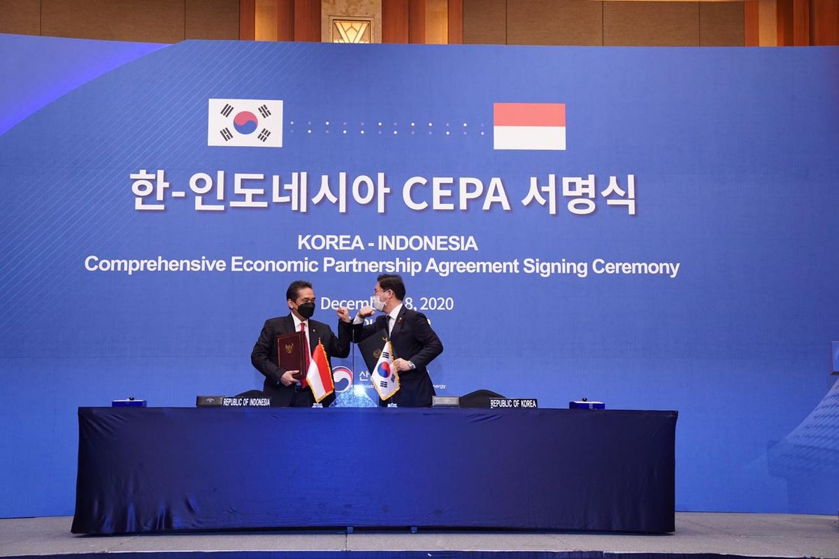 Menteri Perdagangan RI Agus Suparmanto (kiri) dan Menteri Perdagangan, Industri, dan Energi Korea Selatan Sung Yun-mo (kanan) melakukan penandatanganan Perjanjian Indonesia–Korea Comprehensive Economic Partnership Agreement (IK-CEPA) di Seoul, Korea Selatan, Jumat (18/12/2020). 