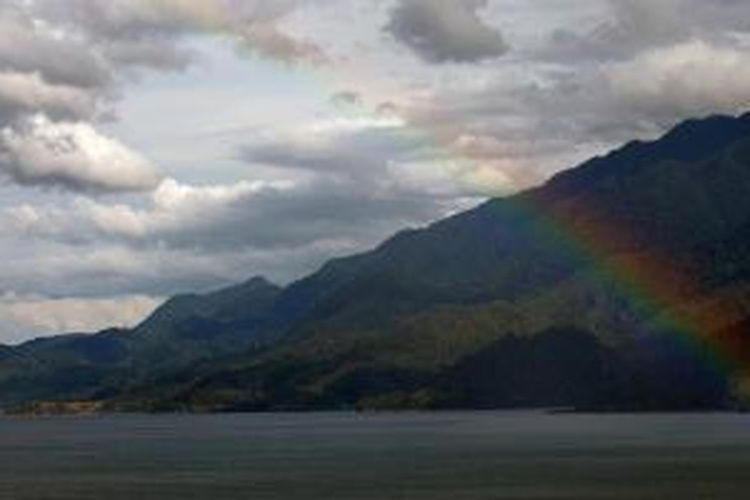 Pelangi muncul di atas Danau Lut Tawar, Takengon.