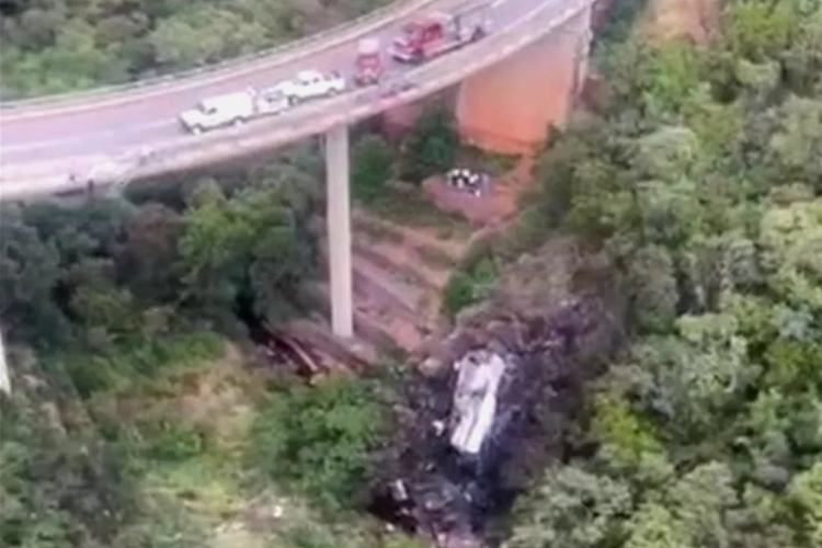 Sebuah bus terjun dari sebuah jembatan ke dalam jurang dan terbakar di Afrika Selatan pada Kamis (28/3/2024).
