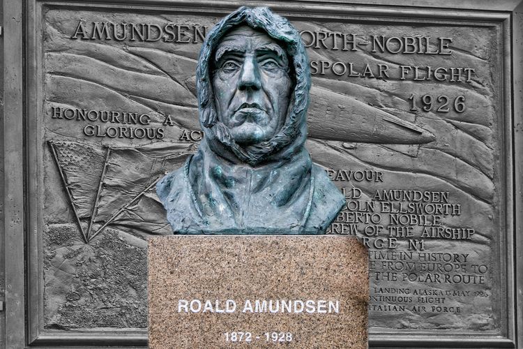 Patung Roald Amundsen