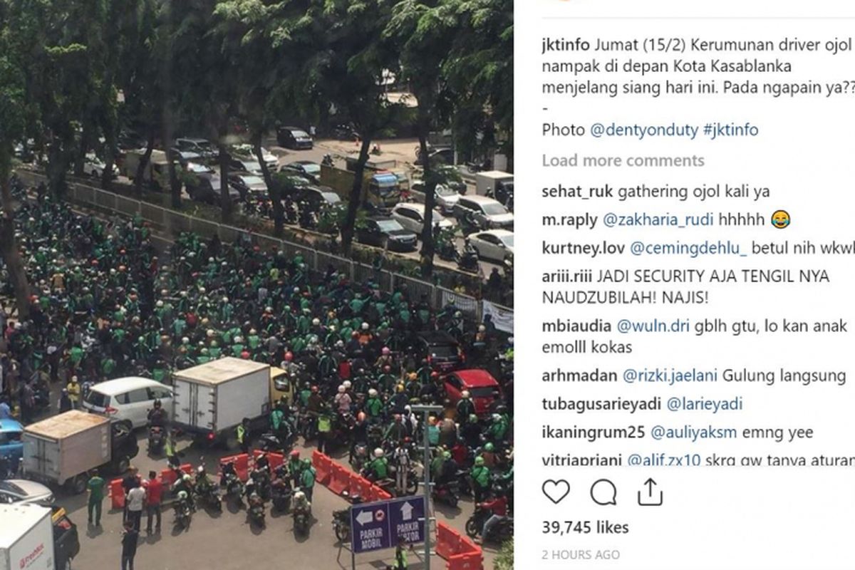 Kerumunan ojek online di depan Mal Kota Kasablanka, Tebet, Jakarta Selatan, Jumat (15/2/2019) pagi.