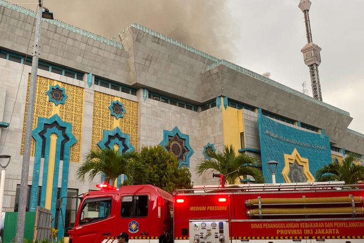 Kebakaran melanda kubah Masjid Raya Jakarta Islamic Centre, Koja, Jakarta, Utara pada Rabu (19/10/2022). 