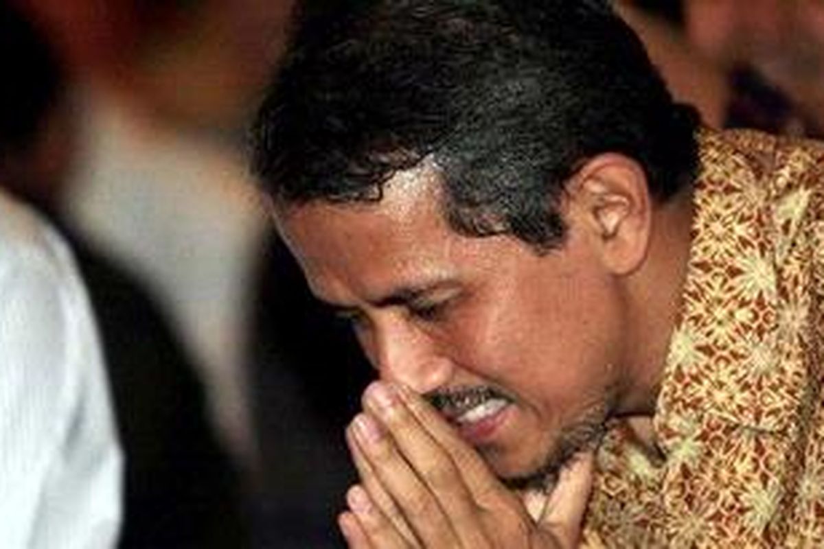 Mantan Kepala Badan Kebijakan Fiskal (BKF), Anggito Abimanyu mengikuti acara perpisahan dirinya dengan para karyawan di Gedung Badan Kebijakan Fiskal, Kompleks Kementerian Keuangan, Jakarta Pusat, Senin (24/5/2010). Setelah mengundurkan diri dari jabatan yang dipegangnya selama 10 tahun, Anggito berniat mengajar kembali di Universitas Gajah Mada (UGM), Yogyakarta.