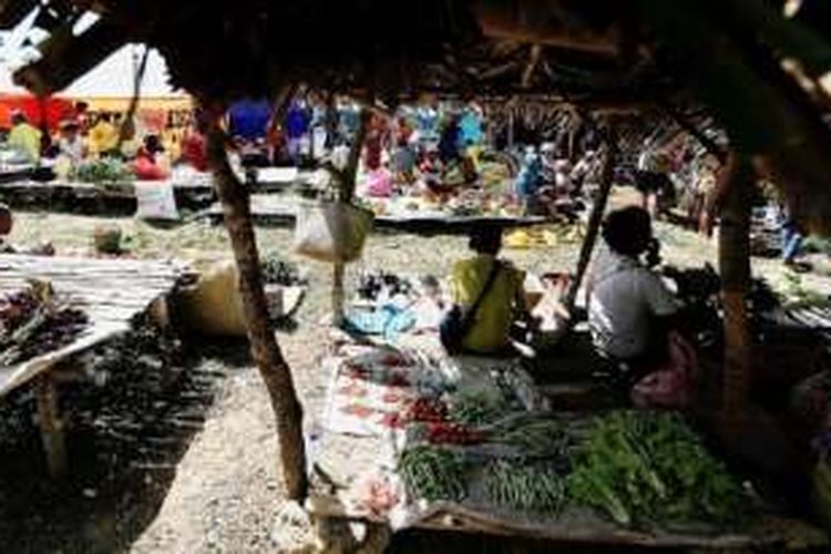 Pedagang menggelar dagangan di pasar yang terdapat di Desa Tetaf, Kecamatan Kuatnana, Kabupaten Timor Tengah Selatan, Senin (22/8). Di tempat itu, aktivitas pasar hanya terjadi pada setiap Senin. Pada hari lain pedagang menggelar dagangan di desa lain.