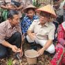 Menteri Yandri Panen Kopi Luwak di Lahan BUMDes Mekar Jaya Kaltim