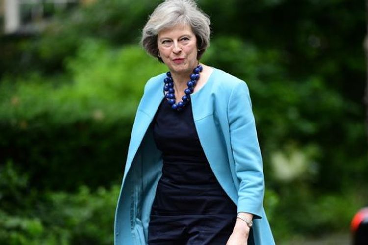 Mendagri Inggris Theresa May saat berjalan ke kantor PM David Cameron di Downing Street 10 untuk menghadiri rapat kabinet. Theresa menjadi kandidat kuat pengganti Cameron yang menyatakan mundur pasca-kalah dalam referendum Brexit.