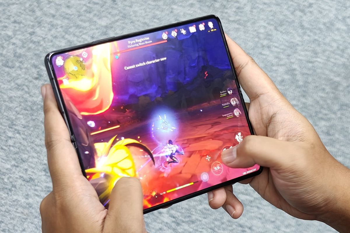 Ilustrasi main game Genshin Impact di Samsung Galaxy Z Fold 5.