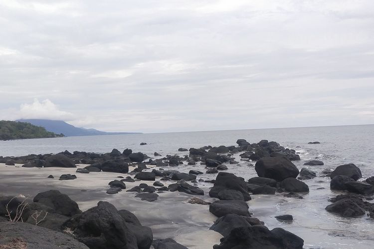 Pantai Laing Bakok (berpasir putih), Kampung Wao, Desa Koak, Kecamatan Satarmese, Kab. Manggarai, NTT, Sabtu, (8/4/2023). Pantai berpasir putih terpanjang di Pantai Selatan.