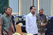 Jokowi Kenakan Masker Saat Tinjau 