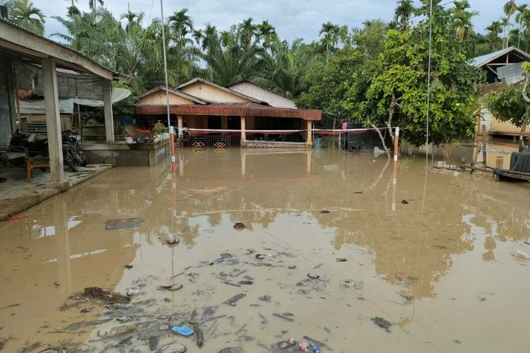 Banjir merendam rumah warga di Desa Lhoksukon Tengoh, Kecamatan Lhoksukon, Aceh Utara, Jumat (12/11/2021).