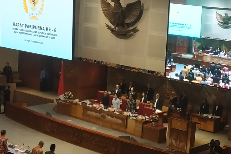 DPR RI menggelar rapat paripurna ke-6 masa persidangan I Tahun 2019-2020 di Kompleks Parlemen, Senayan, Jakarta, Selasa (17/12/2019). 