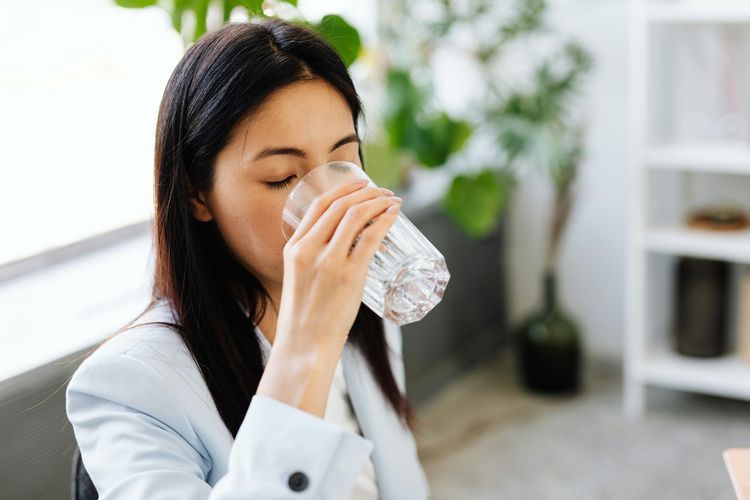 Berapa Batas Minum Air Putih Harian Agar Tidak Merusak Ginjal? Cek Sesuai Usia