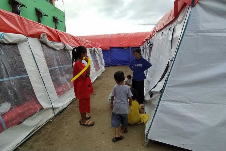 Anak-anak korban kebakaran di Ambon memilih bermain di sekitar tenda pengungsian, Sabtu (17/12/2022). Banyak dari mereka belum bisa ke sekolah karena pakaian seragam dan perlengkapan ke sekolah ikut terbakar