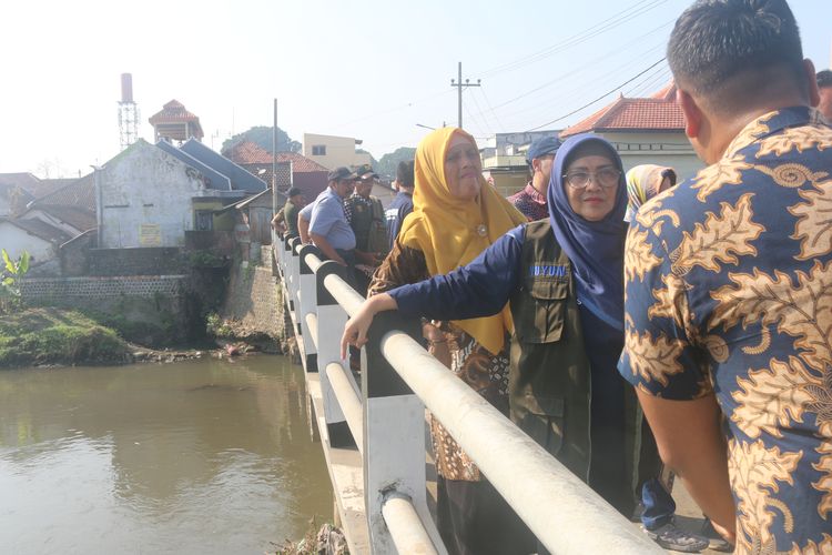 Penjabat (Pj) Bupati Lumajang Indah Wahyuni meninjau proses normalisasi Kali Asem, Selasa (28/5/2024)