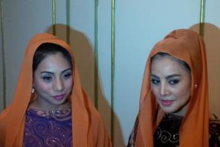 Dua penyanyi dangdut kakak beradik, Cici Paramida (kanan) dan Siti Rahmawati atau Siti 'KDI' (kiri), diabadikan di Hotel Kartika Chandra, Jakarta Selatan, Minggu (20/9/2015).