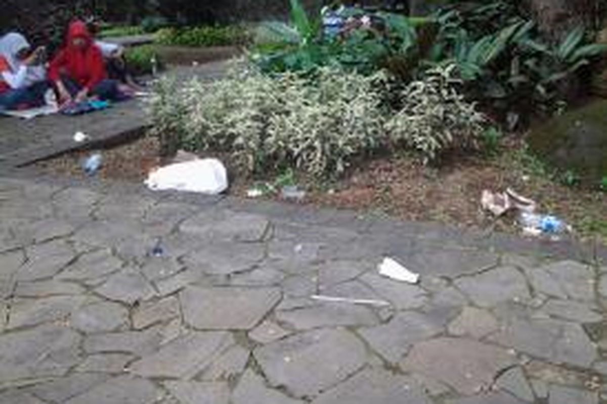 Banyak pengunjung yang masih membuang samoah sembarangan di area Taman Margasatwa Ragunan, Jakarta, Selasa (29/7/2014).