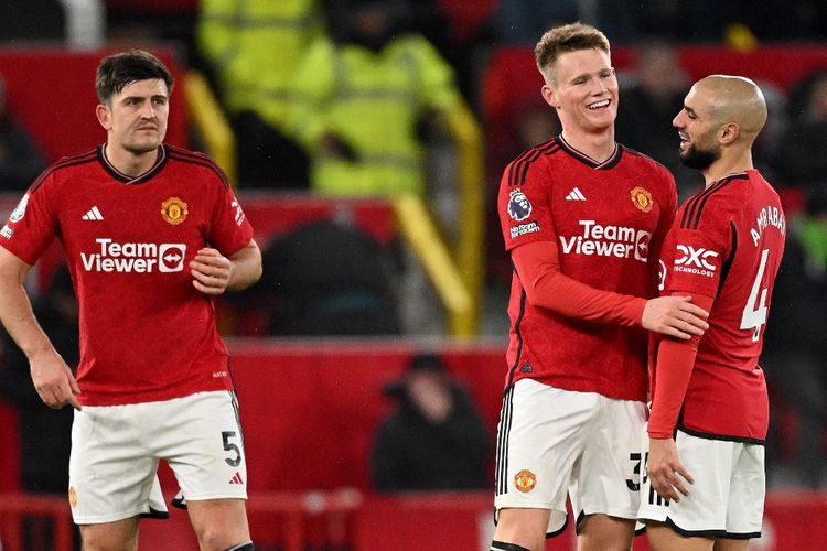 Gelandang Manchester United, Scott McTominay, merayakan gol kedua timnya bersama Sofyan Amrabat dan Harry Maguire pada laga lanjutan Liga Ingris, Man United vs Chelsea, di Old Trafford, Manchester, pada Kamis (7/12/2023) dini hari WIB. Artikel ini berisi prediksi skor dan susunan pemain Man United vs Aston Villa.