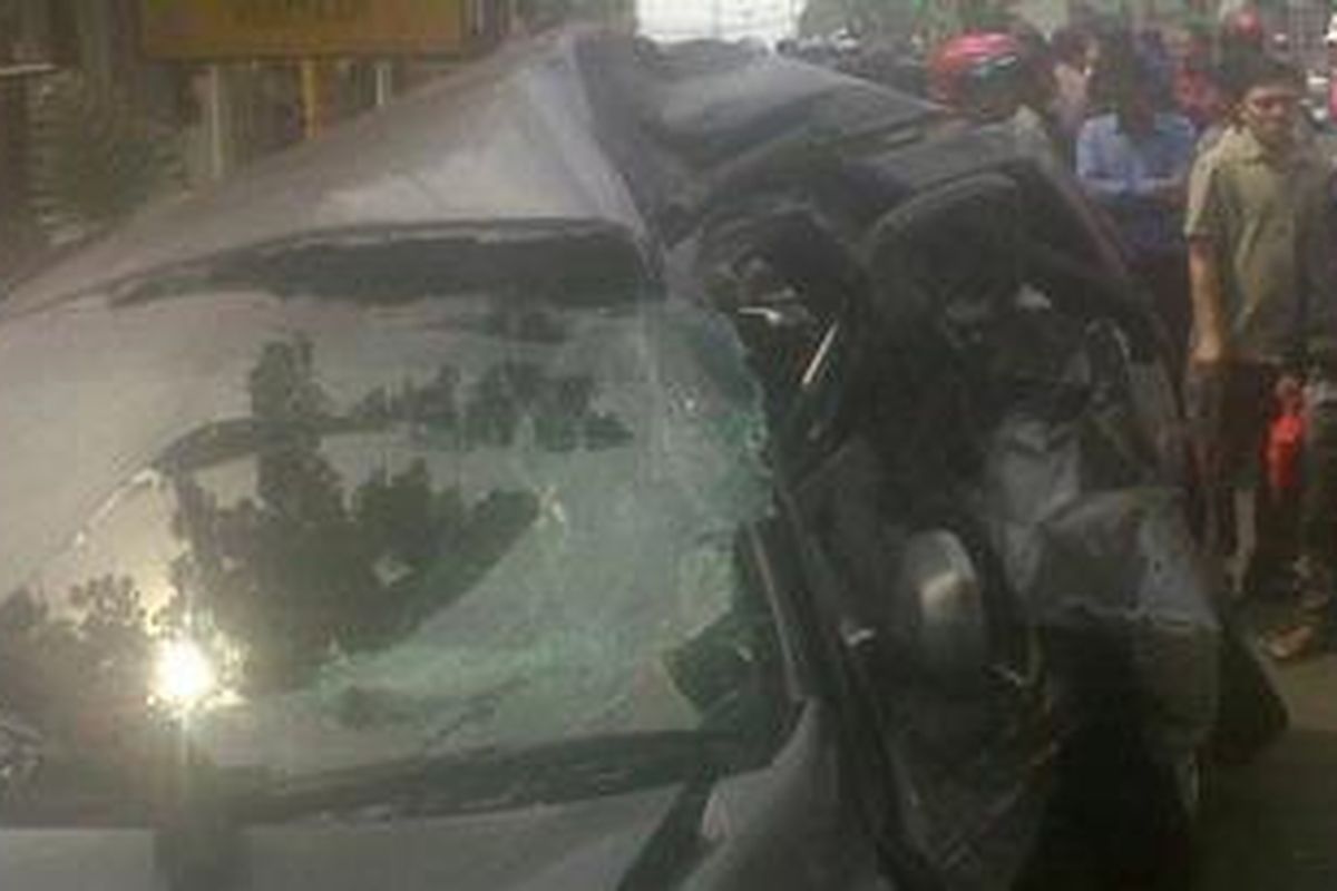 Sebuah mobil Honda CR-V bernomor polisi B 8190 QN, ringsek di hantam KRL AC dari arah Kemayoran menuju Kampung Badan, Jakarta Utara. Beruntung penumpang mobil sudah meninggalkan mobil terlebih dulu ketika kereta menghantam body kiri mobil di perlintasan Gunung Sahari, Jakarta Utara. Selasa (16/10/2012).