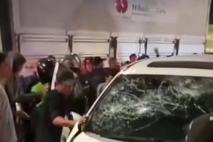 Sopir Diduga Tabrak Lari di Jakbar, Mobilnya Dikejar Massa lalu Dirusak