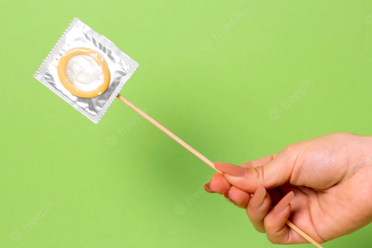 Ada beberapa jenis kondom untuk seks oral yang tidak hanya bisa dipakai para pria, tetapi juga para wanita.