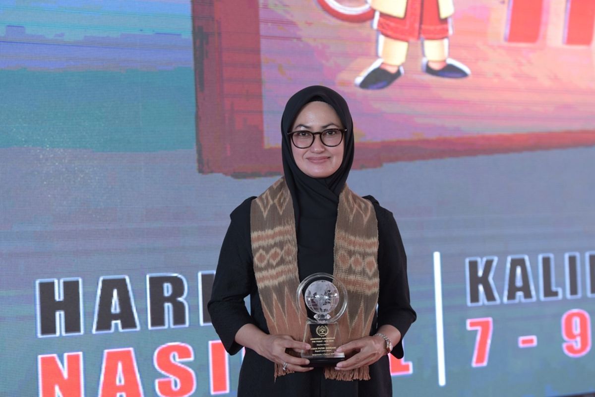 Bupati Luwu Utara, Sulawesi Selatan, Indah Putri Indriani usai menerima Anugerah Kebudayaan dari Persatuan Wartawan Indonesia (PWI) Pusat di acara Hari Pers Nasional (HPN) 2020, di Pelataran Kantor Gubernur Provinsi Kalimantan Selatan, Kota Banjar Baru, Sabtu (8/2/2020).