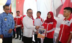 Menaker Serahkan Sertifikat Kompetensi Kepada 1.000 Siswa BLK Makassar
