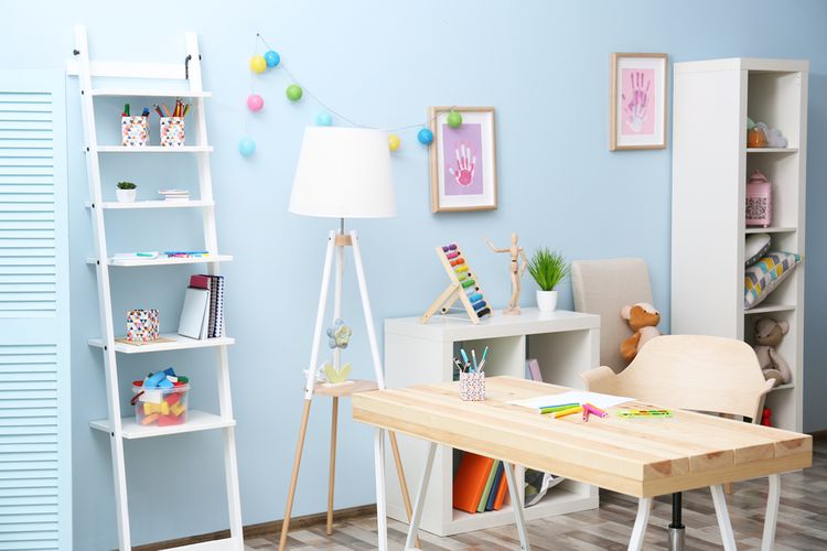 Ruang belajar anak yang di cat dengan cat berwarna biru muda