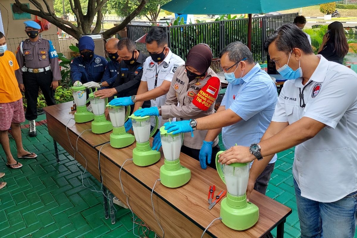 Jajaran Polresta Bandara Soekarno-Hatta saat memushahkan 7,3 kilogram narkoba jenis sabu di Mapolresta Bandara Soekarno-Hatta, Kota Tangerang, Jumat (30/4/2021). Sabu yang dimusnahkan itu merupakan hasil sitaan kepolisian dari empat kasus narkoba yang sempat mereka tangani.