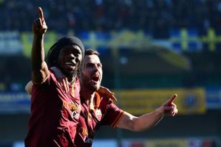 Penyerang AS Roma Gervinho (kiri) merayakan golnya ke gawang Hellas Verona, pada lanjutan Serie-A, di Stadio Marc`Antonio Bentegodi, Minggu (26/1/2014). 