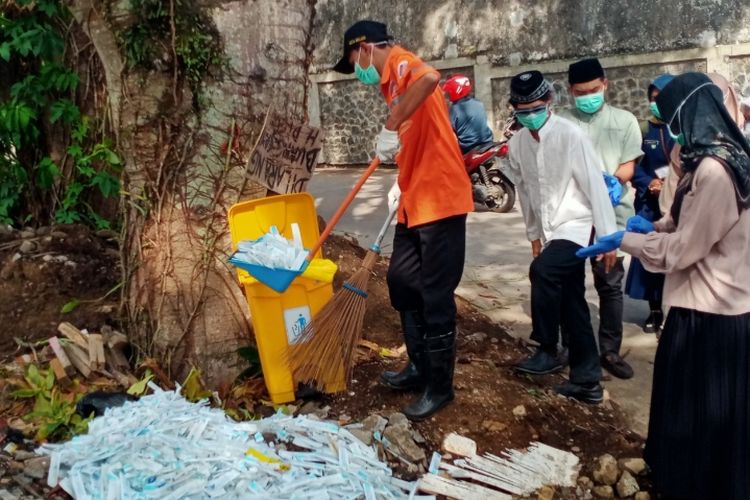 Tumpukan Alat Suntik di Pinggir Jalan Kota Malang Diduga Limbah Medis Laboratorium