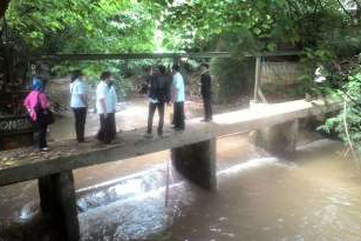 Tembok beton di Kali Grogol yang berada di dalam Pondok Indah Golf.