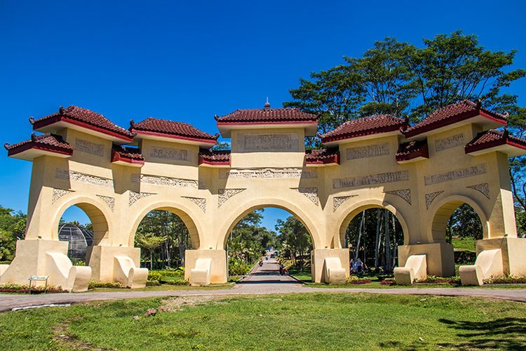 Salah satu ikon Kebun Raya Indrokilo,Gerbang Pasingsingan.