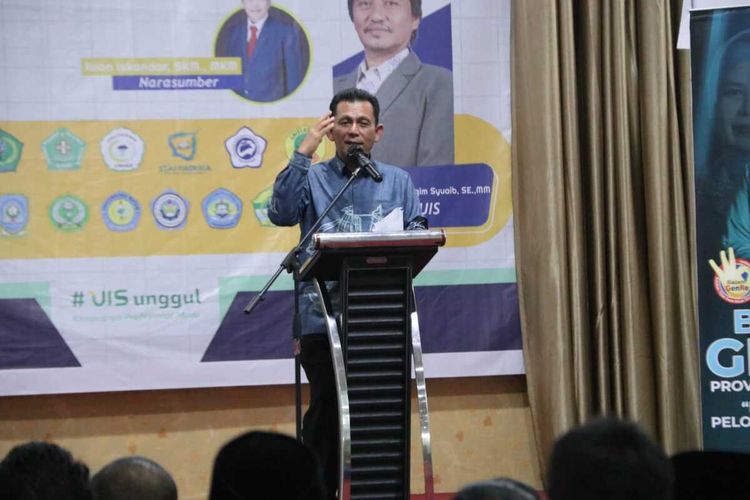 Gubernur Kepri Ansar Ahmad menjalani pemeriksaan lebih kurang 7 jam usai mendapatkan penghargaan di Universitas Ibnu Sina Batam, Kepulauan Riau, Sabtu (17/12/2023).