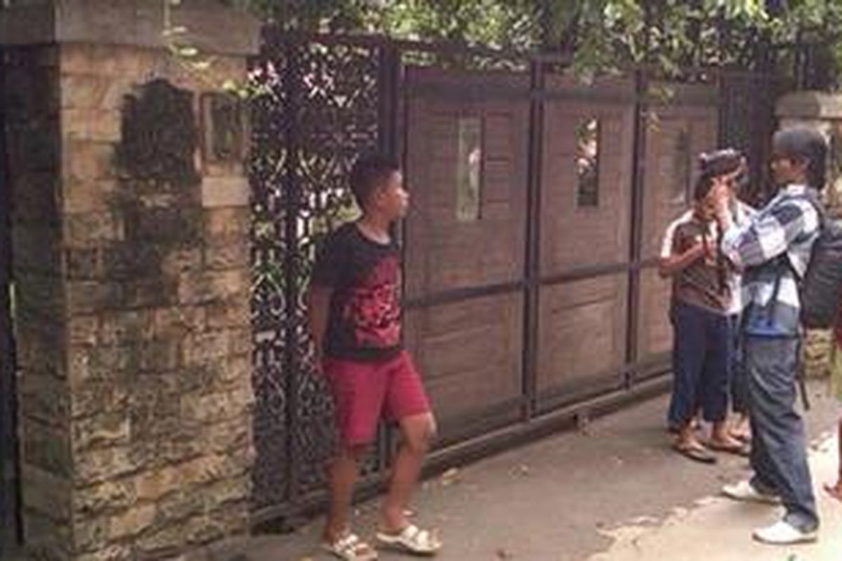Sabtu (8/12/2012) siang, kediaman pribadinya di Jalan Suralaya Nomor 3 RT 02 RW 14, Cilangkap, Cipayung, Jakarta Timur, tampak sepi dari aktifitas. Hanya tampak beberapa wartawan dari media televisi berada di depan gerbang setinggi satu meter.