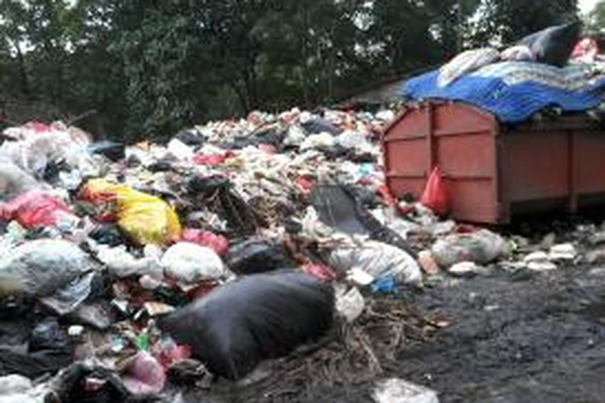 Tumpukkan sampah rumah tangga yang masih teronggok selama 3 bulan di Rumah Susun Bidara Cina, Jakarta Timur.