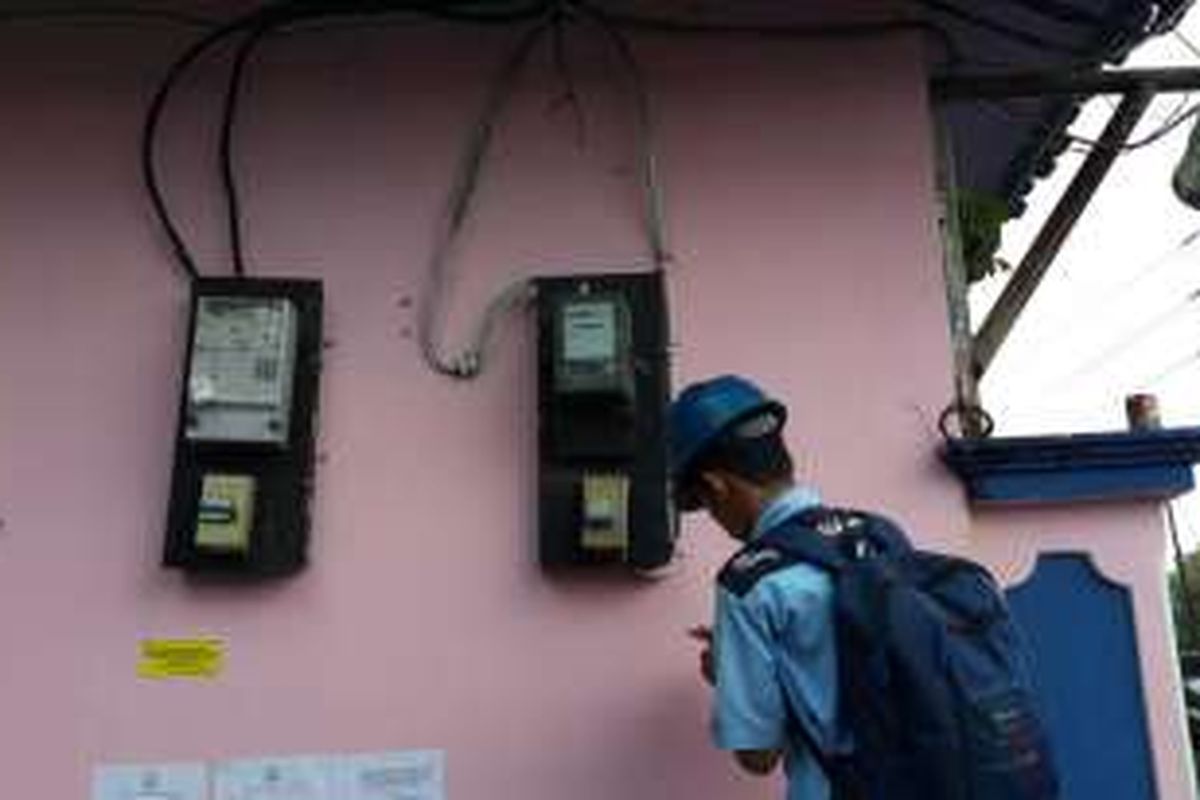 Petugas PLN Bandengan mendata aliran listrik di kawasan Kalijodo, Tambora, Jakarta Barat.