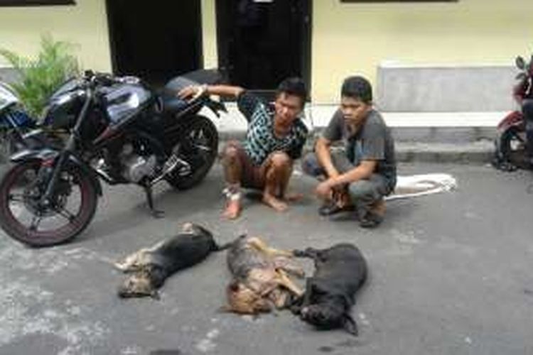 Pelaku pencurian anjing dan barang bukti anjing yang dicuri mereka.