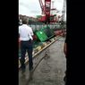 Diduga akibat Kekeliruan Sopir, Sebuah Peti Kemas Jatuh Tercebur ke Laut